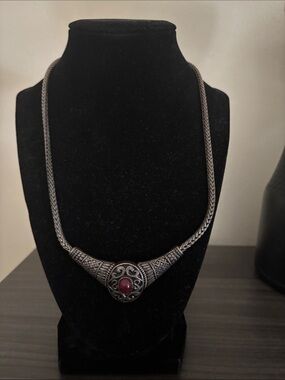 BEAUTIFUL  Vintage-Style Silver Tone Necklace with Red Stone Pendant